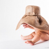 Bebe avec un chapeau. Portrait.