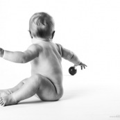 Bebe avec une balle rouge. Portrait.