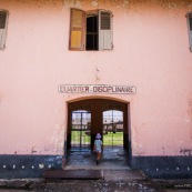 Bagne de Saint Laurent en Guyane francaise. Quartier disciplinaire. Enfant entrant dans le quartier.