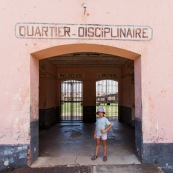 Bagne de Saint Laurent en Guyane francaise. Quartier disciplinaire. Enfant entrant dans le quartier.