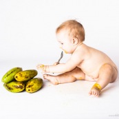 Portrait de bebe en train de manger une mangue de Guyane.