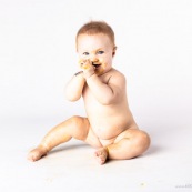 Portrait de bebe en train de manger une mangue de Guyane.