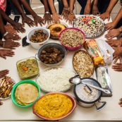 Portraits. Guyane. Cultures multiculturalite. Populations. Peuples. Couleurs de peau varié. En apprentissage FLE (francais langue etrangere). Formation. Cours. Equinoxe formation. Professeur et eleves. Cuisine variee. Mains.