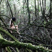 Jeune femme nue dans la foret tropicale amazonienne. Guyane. Nu artistique. Mangrove. Remire Montjoly sentier des salines.