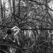 Jeune femme nue dans la foret tropicale amazonienne. Guyane. Nu artistique. Mangrove. Remire Montjoly sentier des salines.