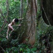 Jeune femme nue dans la foret tropicale amazonienne. Guyane. Nu artistique. Sentier de Lamirande. Matoury.