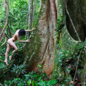 Jeune femme nue dans la foret tropicale amazonienne. Guyane. Nu artistique. Sentier de Lamirande. Matoury.