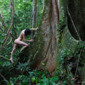 Jeune femme nue dans la foret tropicale amazonienne. Guyane. Nu artistique. Sentier de Lamirande. Matoury.