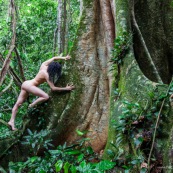 Jeune femme nue dans la foret tropicale amazonienne. Guyane. Nu artistique. Sentier de Lamirande. Matoury.