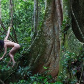 Jeune femme nue dans la foret tropicale amazonienne. Guyane. Nu artistique. Sentier de Lamirande. Matoury.