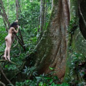 Jeune femme nue dans la foret tropicale amazonienne. Guyane. Nu artistique. Sentier de Lamirande. Matoury.