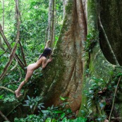 Jeune femme nue dans la foret tropicale amazonienne. Guyane. Nu artistique. Sentier de Lamirande. Matoury.