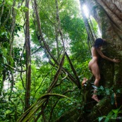 Jeune femme nue dans la foret tropicale amazonienne. Guyane. Nu artistique. Sentier de Lamirande. Matoury.