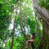 Jeune femme nue dans la foret tropicale amazonienne. Guyane. Nu artistique. Sentier de Lamirande. Matoury.