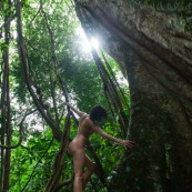 Jeune femme nue dans la foret tropicale amazonienne. Guyane. Nu artistique. Sentier de Lamirande. Matoury.