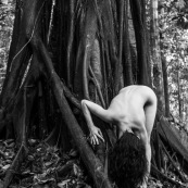 Jeune femme nue dans la foret tropicale amazonienne. Guyane. Nu artistique. Sentier de Lamirande. Matoury.