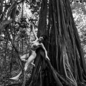 Jeune femme nue dans la foret tropicale amazonienne. Guyane. Nu artistique. Sentier de Lamirande. Matoury.