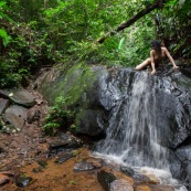 Jeune femme nue dans la foret tropicale amazonienne. Guyane. Nu artistique. Sentier de Lamirande. Matoury. Chute d'eau. Cascade.