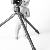 Portrait de bebe avec un appareil photo, en train de prendre des photos. Bebe photographe.
