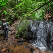 Jeune femme nue dans la foret tropicale amazonienne. Guyane. Nu artistique. Sentier Laimrande Matoury. Se decouvre elle meme, nue. Randonneur, randonneuse.