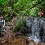 Jeune femme nue dans la foret tropicale amazonienne. Guyane. Nu artistique. Sentier Laimrande Matoury. randonneur randonneuse.