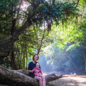 Bebe et sa maman. Portrait . AU bord d'une riviere. Sur un tronc. Crique de Guyane. En foret tropicale amazonienne.
