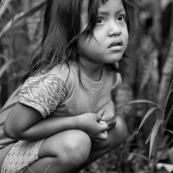 Petite fille enfant amerindienne. Equateur parc Yasuni.