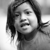 Petite fille enfant amerindienne. Equateur parc Yasuni. Portrait.