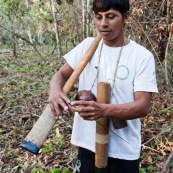 Indigene Waorani montrant sa sarbacane. Amerindien. Equateur. Yasuni.