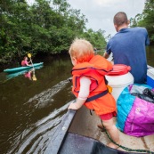 Bebe petite fille dans un canoe en Guyane avec sa maman dans un kayak. Expedition en foret tropicale amazonienne. Touque.