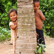 Portrait d'enfants amerindiens. Tire la langue et doigt dans le nez.