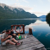 En patagonie Argentine randonneurs en train de manger sur un ponton sur un lac de montagne. Bivouac. Pic-nic.