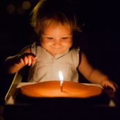 Bebe fete son anniversaire pour ses 1 an. Gateau d'anniversaire. Bougie. Petite fille.