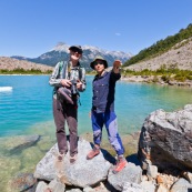 Randonnée en Patagonie : guide et touriste.. Au bord du glacier Torrecillas. Lac turquoise eau cristalline.