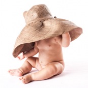 Bebe avec un chapeau. Portrait.