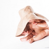 Bebe avec un chapeau. Portrait.