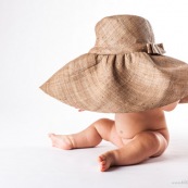 Bebe avec un chapeau. Portrait.