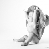 Bebe avec un chapeau. Portrait.