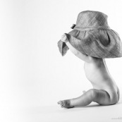 Bebe avec un chapeau. Portrait.