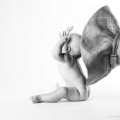 Bebe avec un chapeau. Portrait.