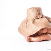 Bebe avec un chapeau. Portrait.