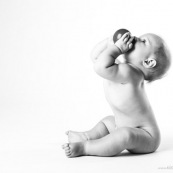 Bebe avec une balle rouge. Portrait.