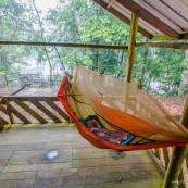 Bebe enfant petite fille en train de dormir dans un hamac dans un carbet en guyane. Foret tropicale amazonienne. Carbet de Saint Helie.