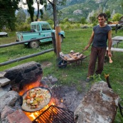 En Argentine, repas fait au feu de bois dans la montagne. Barbecue. Cuisine.