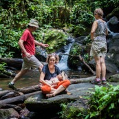 Touristes. Femme et son bebe en train d'allaiter. Allaitement maternel. En foret tropicale amazonienne. Tourisme. Crique (riviere). Guyane.