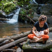 Touristes. Femme et son bebe en train d'allaiter. Allaitement maternel. En foret tropicale amazonienne. Tourisme. Crique (riviere). Guyane.