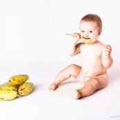 Portrait de bebe en train de manger une mangue de Guyane.