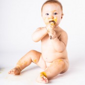 Portrait de bebe en train de manger une mangue de Guyane.