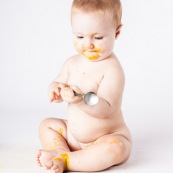 Portrait de bebe en train de manger une mangue de Guyane.