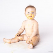 Portrait de bebe en train de manger une mangue de Guyane.